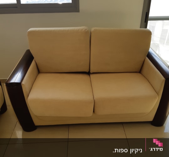 ספה דו מושבית בצבע בז